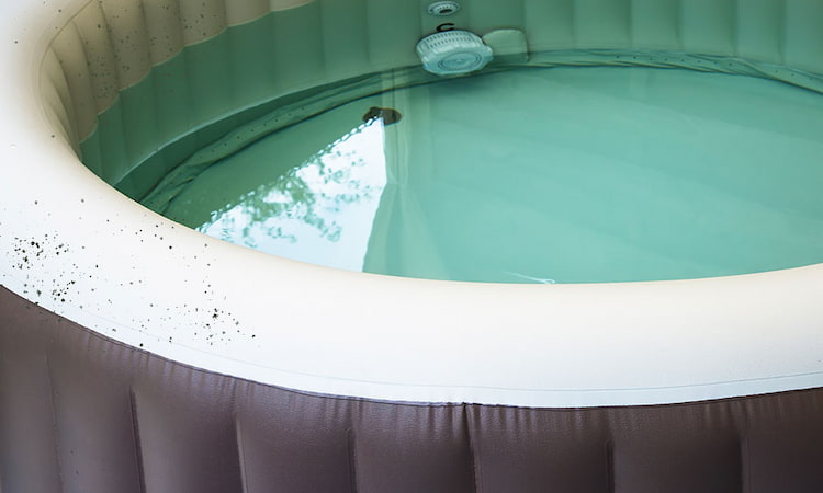 does algae growth make your hot tub feel gritty