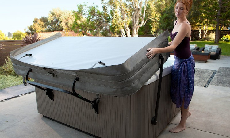 how to get water out of hot tub cover