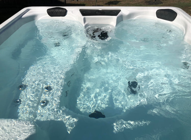 how to maintain the right color hot tub water